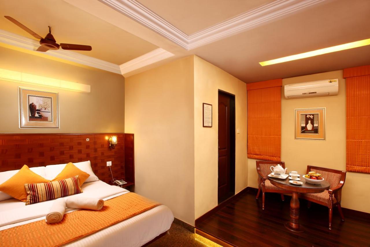 โฮเต็ล ราชธานี Hotel ปณชี ภายนอก รูปภาพ